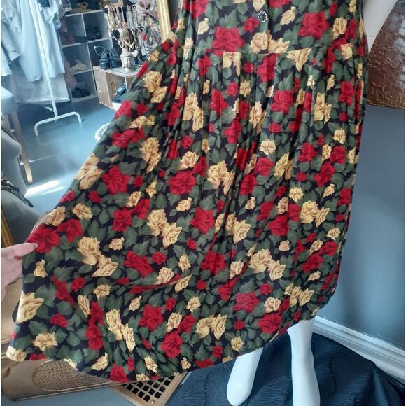 Vintage Dark Floral Button-Down Dress - Picture 8 of 16